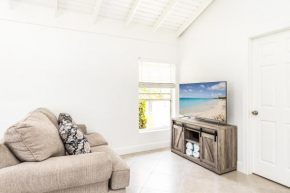 Tropical Bottle Creek Stay & Onsite Parking